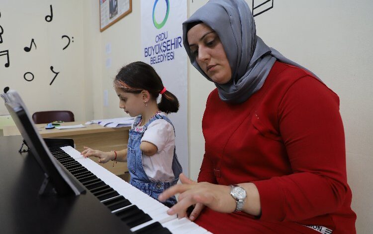 Engelleri annesiyle aşıyor! Kızının sol yanı oldu