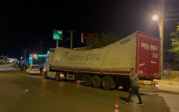 Adıyaman’da nar yüklü tır virajı alamayınca devrildi.