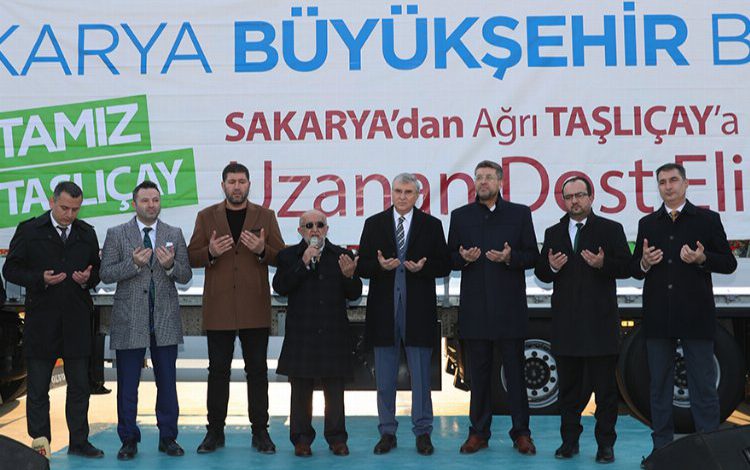 Sakarya Büyükşehir kardeşlerini unutmuyor: 700 koli daha yola çıktı Sakarya Büyükşehir kardeşlerini unutmuyor: 700 koli daha yola çıktı