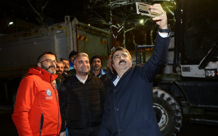 Bursa Yıldırım’da Başkan Yılmaz’dan ‘Tatlı’ kar mesaisi Bursa Yıldırım’da Başkan Yılmaz’dan ‘Tatlı’ kar mesaisi
