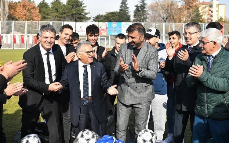 Kayseri Büyükşehir’den amatör kulüplere büyük destek Kayseri Büyükşehir’den amatör kulüplere büyük destek