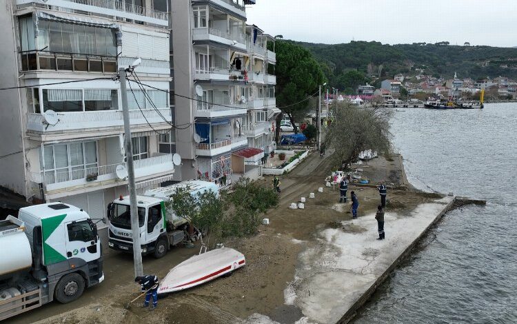 Bursa sahillerinde fırtına teyakkuzu Bursa sahillerinde fırtına teyakkuzu