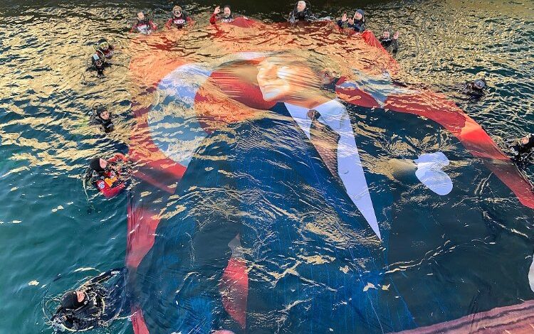 20 dalgıçtan Ata’ya saygı ve anma dalışı 20 dalgıçtan Ata’ya saygı ve anma dalışı