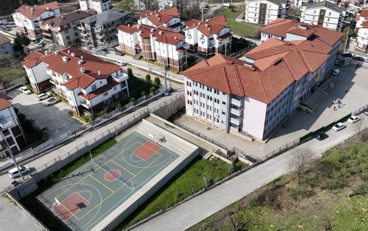 Gölcük’te yenilenmeyen okul kalmıyor