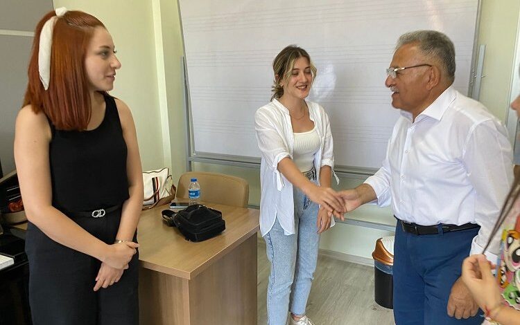 Memduh Büyükkılıç KAYMEK öğrencileriyle buluştu Memduh Büyükkılıç KAYMEK öğrencileriyle buluştu