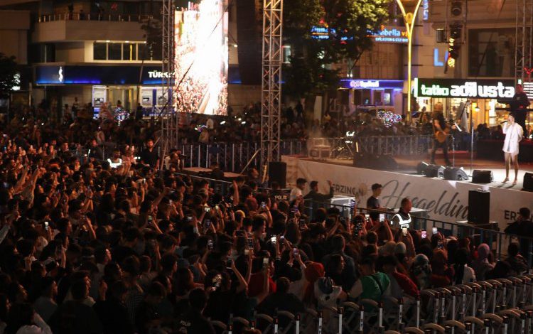 Mary Jane Erzincanlıları büyüledi Mary Jane Erzincanlıları büyüledi