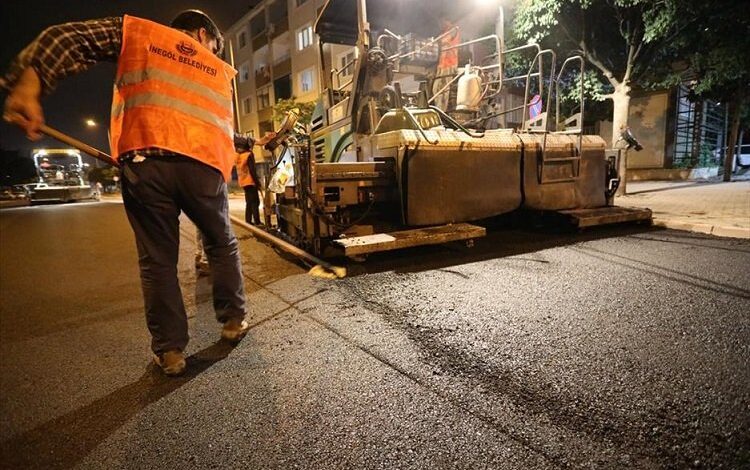 Bursa İnegöl Park Caddesi’nde sıcak asfalt tamamlandı Bursa İnegöl Park Caddesi’nde sıcak asfalt tamamlandı