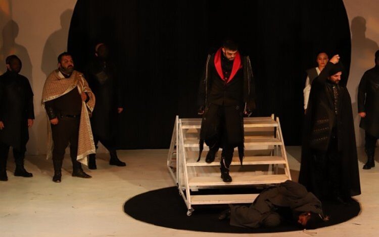 Konya Şehir Tiyatrosu “Barsisa”yı Uşak’ta oynadı Konya Şehir Tiyatrosu “Barsisa”yı Uşak’ta oynadı