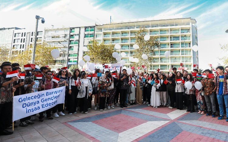 Beyaz balonlar Filistin için İzmir semalarında