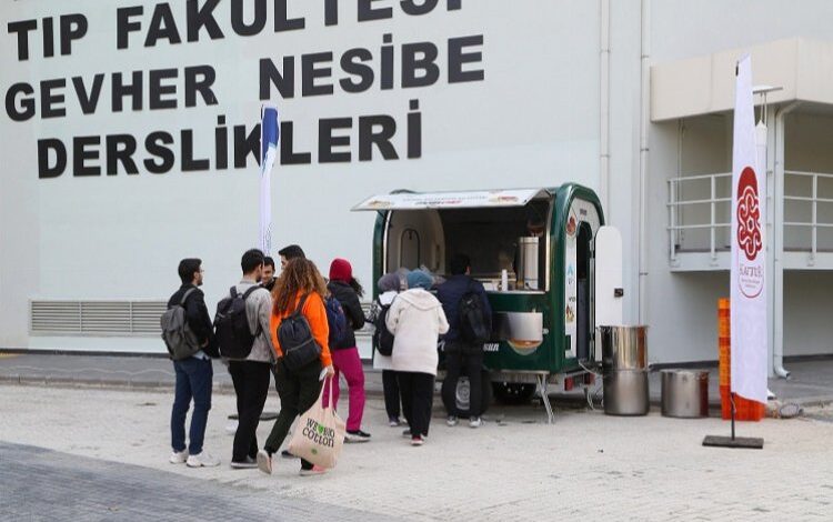 Kayseri Büyükşehir’den ERÜ öğrencilerine çorba ikramı Kayseri Büyükşehir’den ERÜ öğrencilerine çorba ikramı