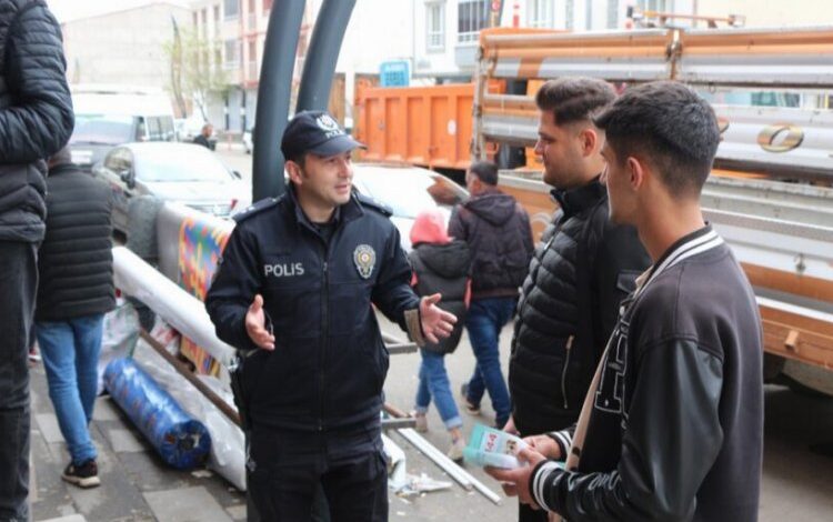 Bingöl’de polis vatandaşı kapı kapı bilinçlendiriyor Bingöl’de polis vatandaşı kapı kapı bilinçlendiriyor
