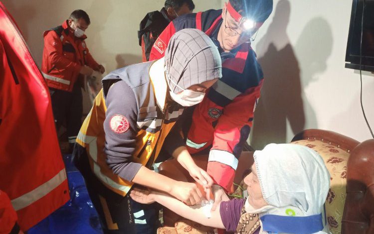 Erzurum’daki deprem sonrası 5 ambulans, 3 UMKE timi görev başında