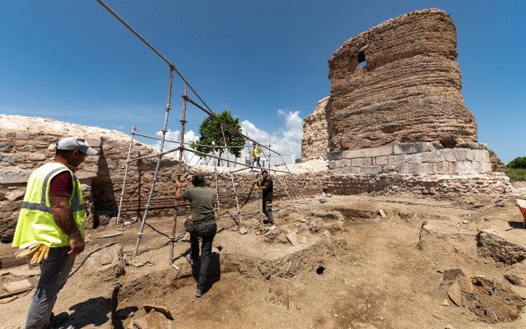 Tarihi surlarda ‘mezarlık’ gizemi! Tarihi surlarda ‘mezarlık’ gizemi!