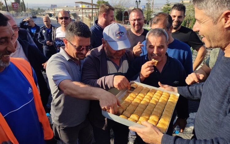 Edirne Keşan’da belediye işçilerine baklavalı ‘asfalt’ teşekkürü Edirne Keşan’da belediye işçilerine baklavalı ‘asfalt’ teşekkürü
