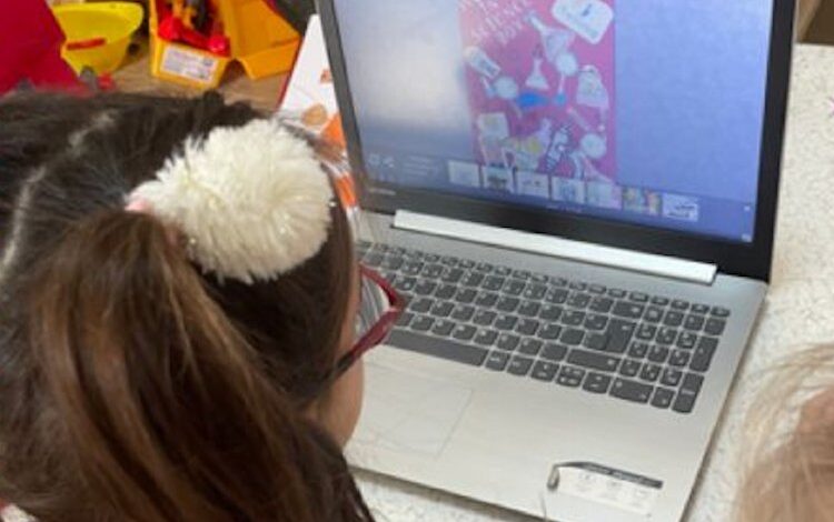 Çocuklar bilim kutusu ile dünyayı keşfediyor