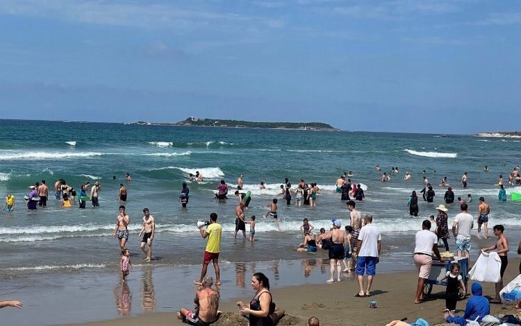 Yüzlerce insanı boğulmaktan kurtardılar