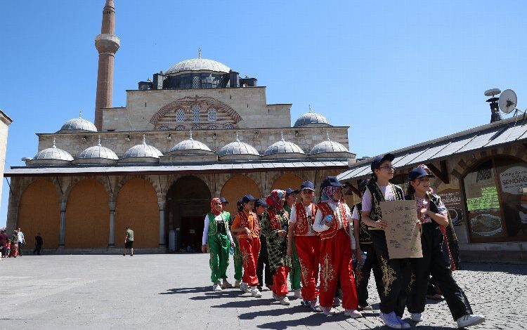 Konyalı gençler canlı tarih turunda öğreniyor Konyalı gençler canlı tarih turunda öğreniyor