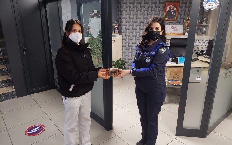 Kocaeli İzmit Belediyesi Zabıtası kayıp cüzdanı sahibine ulaştırdı Kocaeli İzmit Belediyesi Zabıtası kayıp cüzdanı sahibine ulaştırdı