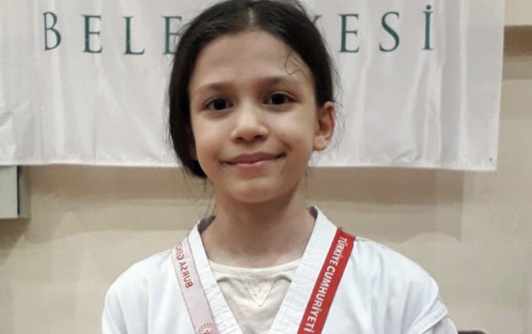 Bursa Osmangazili sporcu kürsünün zirvesinde Bursa Osmangazili sporcu kürsünün zirvesinde