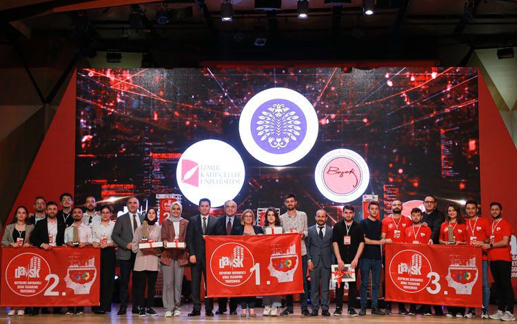 Geleceğin inşaat mühendisleri tasarımlarıyla ödüllendirildi Geleceğin inşaat mühendisleri tasarımlarıyla ödüllendirildi