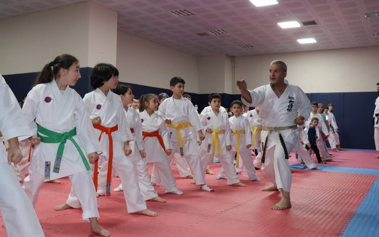 Kocaeli İzmit Belediyespor, geleceğin usta karatecilerini yetiştiriyor Kocaeli İzmit Belediyespor, geleceğin usta karatecilerini yetiştiriyor