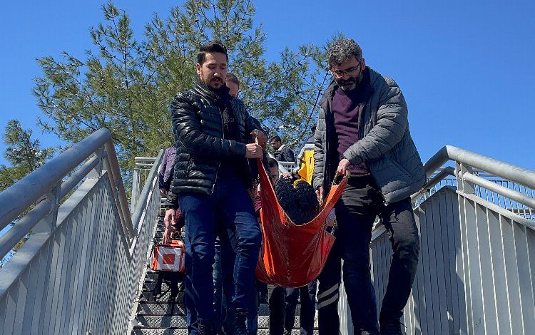 Canına kıymak için köprüye çıkan genci polis kurtardı