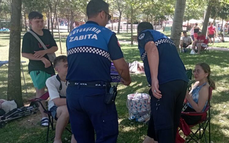 Kocaeli Büyükşehir zabıtasından tatilcilere çikolata ikramı