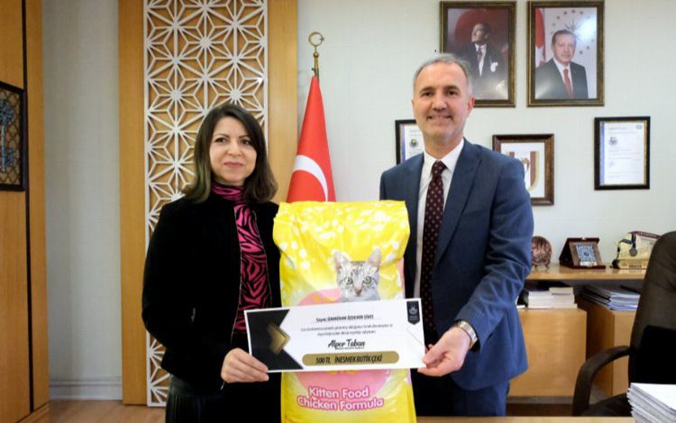 Bursa İnegöl’de Ümmühan Öğretmen, ölen kedinin aç yavrularını kurtardı