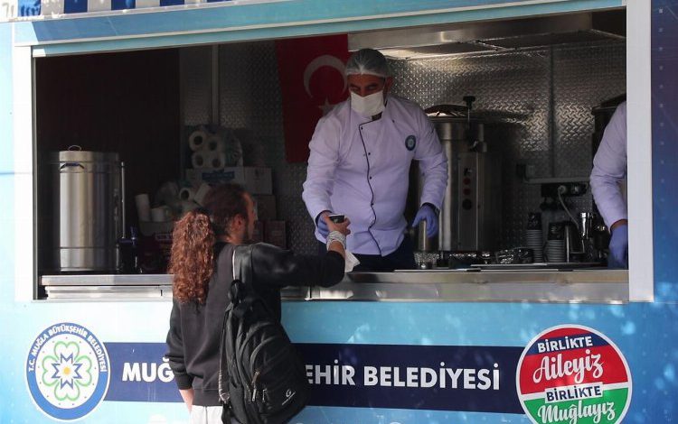 Muğla Büyükşehir, üniversite öğrencilerine çorba dağıtmaya devam ediyor