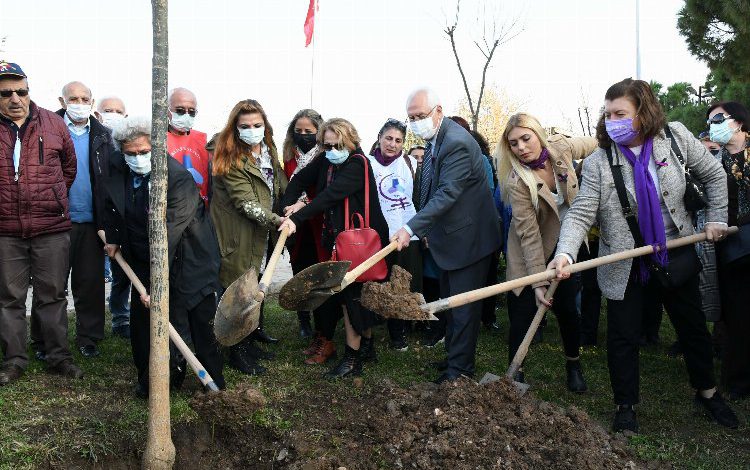 İzmir Karabağlar’da 26 kadın anısına fidan dikildi İzmir Karabağlar’da 26 kadın anısına fidan dikildi