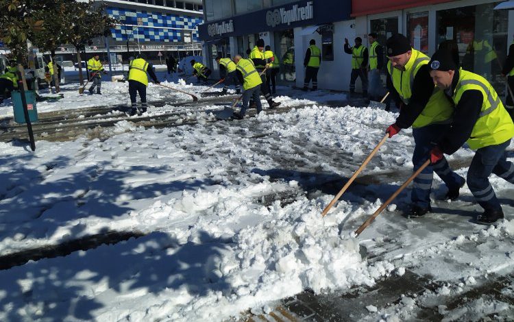 Bursa’da karlar dört koldan temizleniyor