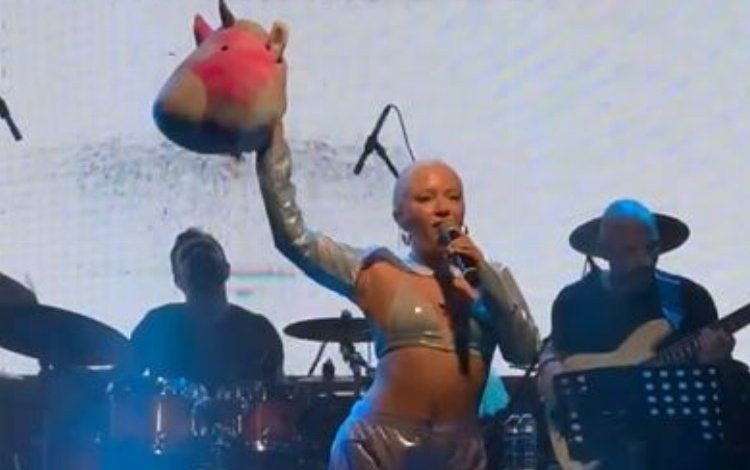 Ece Seçkin’den Balıkesir’de unutulmaz performans Ece Seçkin’den Balıkesir’de unutulmaz performans