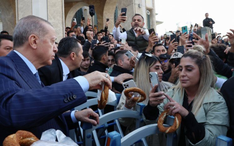 Cumhurbaşkanı Erdoğan’dan simit ikramı Cumhurbaşkanı Erdoğan’dan simit ikramı