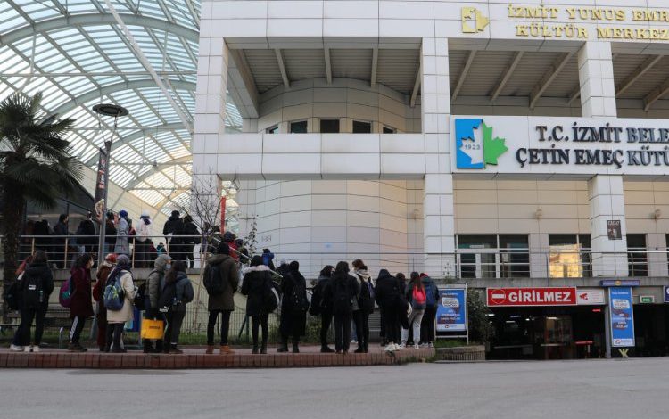 Kocaeli İzmit’te kütüphane kuyruğu Kocaeli İzmit’te kütüphane kuyruğu