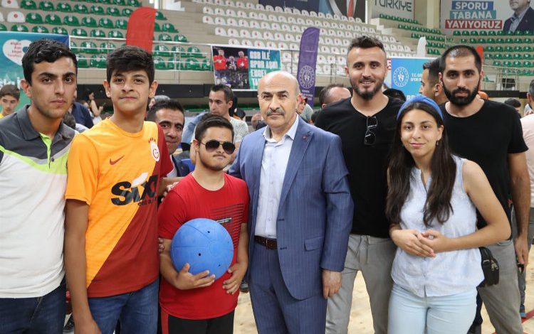 Mardin’de “Spor Aşkı Engel Tanımaz” projesiyle spor malzemesi dağıtıldı Mardin’de “Spor Aşkı Engel Tanımaz” projesiyle spor malzemesi dağıtıldı