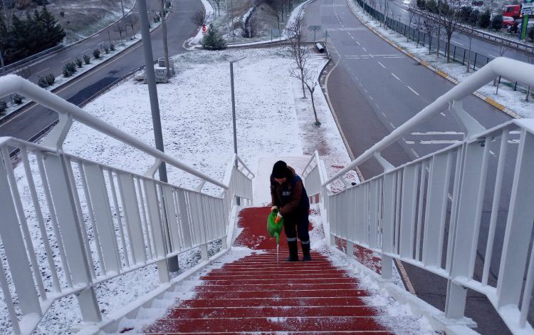 Kocaeli’nde buzlanmaya karşı yaya güvenliği Kocaeli’nde buzlanmaya karşı yaya güvenliği