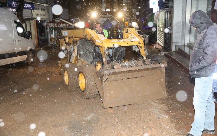 İzmit Belediyesi, Fethiye Caddesi’nde kar kış demeden gece mesaisi yapıyor İzmit Belediyesi, Fethiye Caddesi’nde kar kış demeden gece mesaisi yapıyor