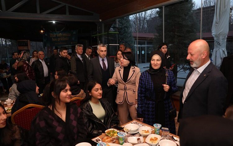 Çolakbayrakdar ailesi depremzedelerle iftarda buluştu Çolakbayrakdar ailesi depremzedelerle iftarda buluştu