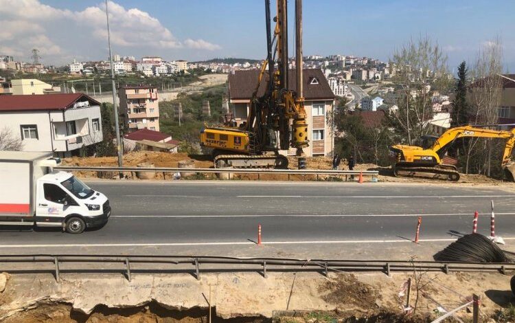 Feribot yolu üstgeçidinde kazıklar çakılıyor
