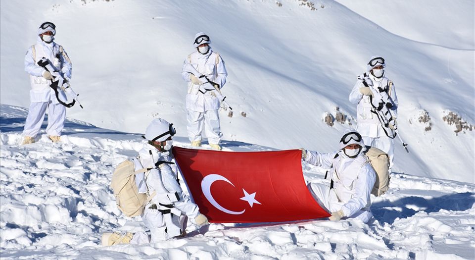 Yalovalı Zeliha Nine’nin çorapları Mehmetçiklere dağıtıldı