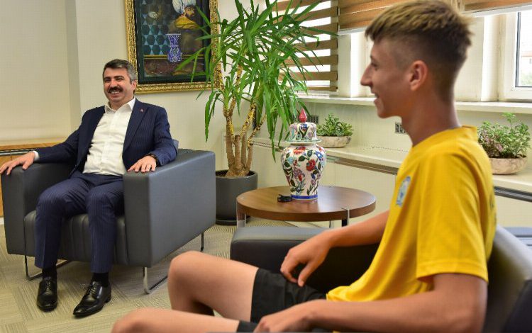 Bursa Yıldırımlı milli tenisçiden Başkan Yılmaz’a ziyaret Bursa Yıldırımlı milli tenisçiden Başkan Yılmaz’a ziyaret