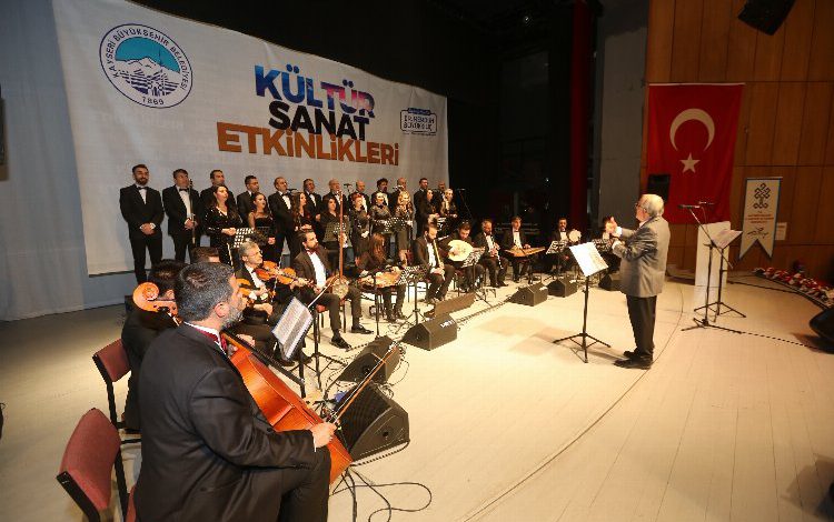 Kayseri Büyükşehir Türk Sanat Müziği Konseri ile vatandaşa müzik ziyafeti sundu Kayseri Büyükşehir Türk Sanat Müziği Konseri ile vatandaşa müzik ziyafeti sundu