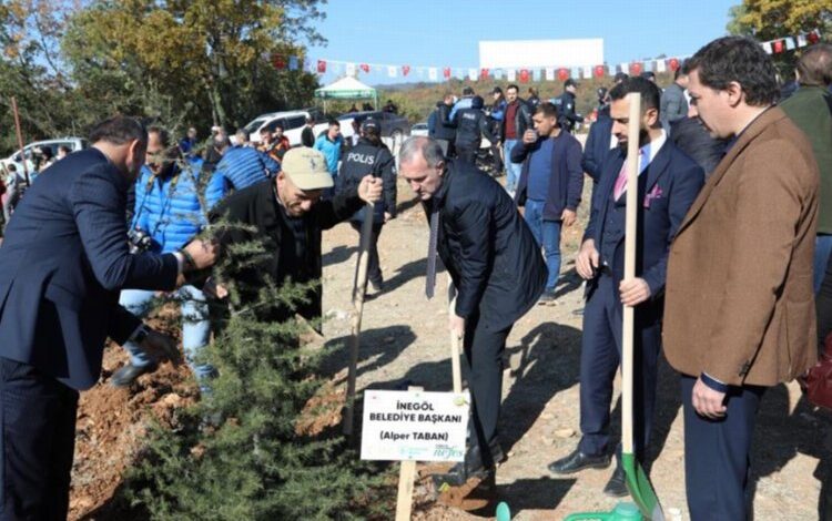 Milli seferberlikte Bursa İnegöl’de bin fidan toprakla buluştu Milli seferberlikte Bursa İnegöl’de bin fidan toprakla buluştu
