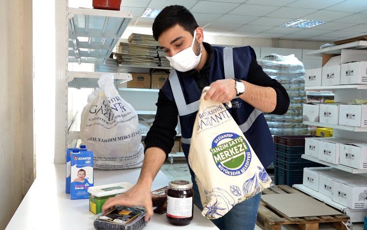 Gaziantep Büyükşehir engelli ve yaşlılara erzak yardımı yapıyor Gaziantep Büyükşehir engelli ve yaşlılara erzak yardımı yapıyor