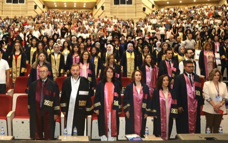 ERÜ Sağlık Meslek Yüksekokulu’nda mezuniyet sevinci