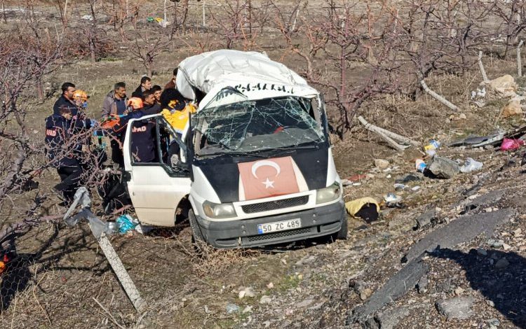 Niğde’de işçi servisi devrildi: 15 yaralı Niğde’de işçi servisi devrildi: 15 yaralı