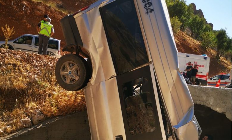 Şarampole yuvarlanan minibüs mezar oldu