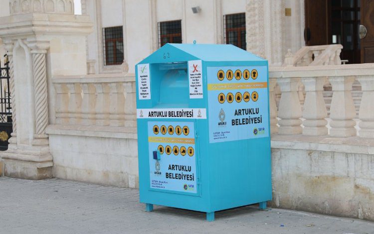 Kullanılmış kıyafetler kumbaralar sayesinde ihtiyaç sahiplerine ulaştırılıyor Kullanılmış kıyafetler kumbaralar sayesinde ihtiyaç sahiplerine ulaştırılıyor