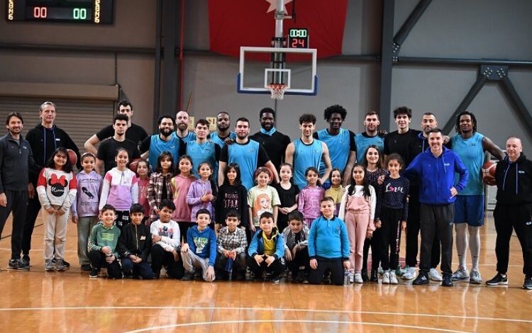Miniklerden TOFAŞ Basketbol’a ziyaret Miniklerden TOFAŞ Basketbol’a ziyaret