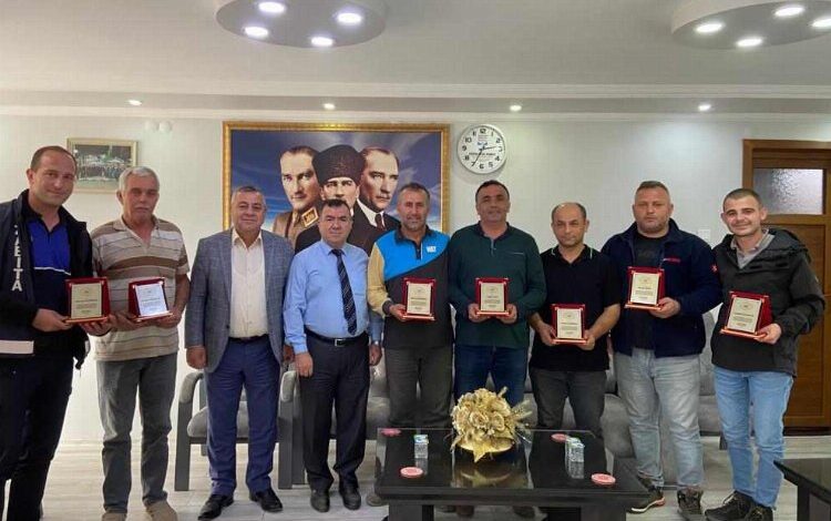 Yenikarpuzlu Belediyesi personeline plaket